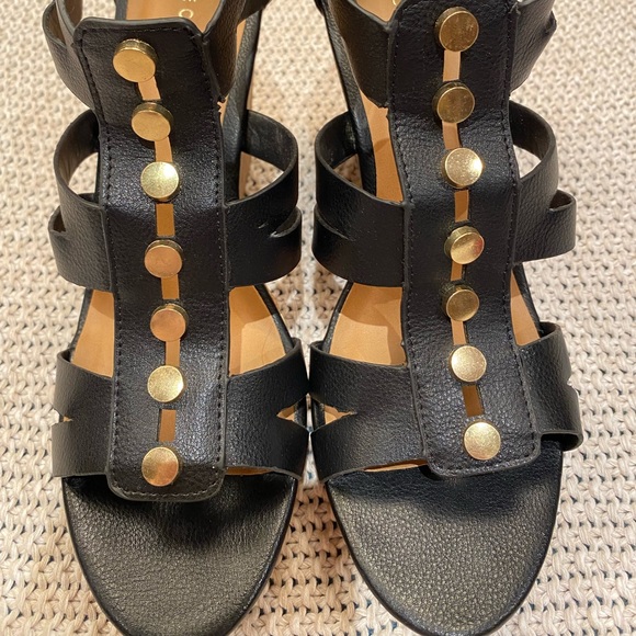 le chateau Shoes - Adorable black wedges